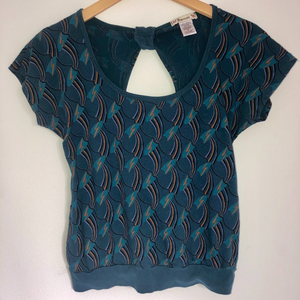 Cute top, keyhole back